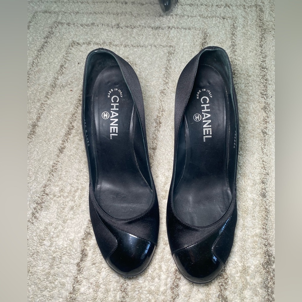 Chanel Black Satin & Patent Leather Heels w/ Sculptural Silver Heel size 40 - Picture 3 of 12